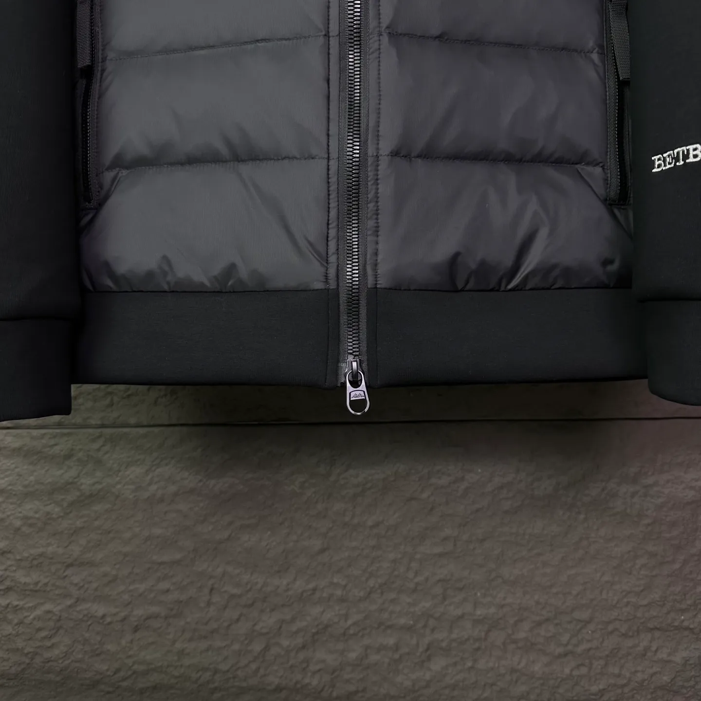 P570 Ralph Lauren 2025 new classic embroidered logo space cotton splicing couple style stand collar down jacket 🔥High version🔥High version🔥 90 white duck down The fabric is made of polyester fiber composite waterproof fabric Double-layer lining The same style as Internet celebrity stars High version High quality😘😘 The fabric is waterproof, wear-resistant, breathable, waterproof, windproof, warm, very comfortable to the touch, fashionable and individual A super versatile and good-looking down jacket. It is very suitable for both men and women. It is a must-have for everyone. Packaging, tag, collar label, washed wheat, complete 👍 Color: Black Size: L-5XL